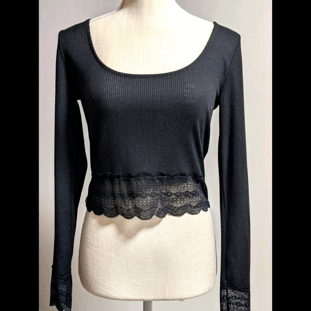Forever 21 Long Sleeve Cropped Lace Trimmed Medium